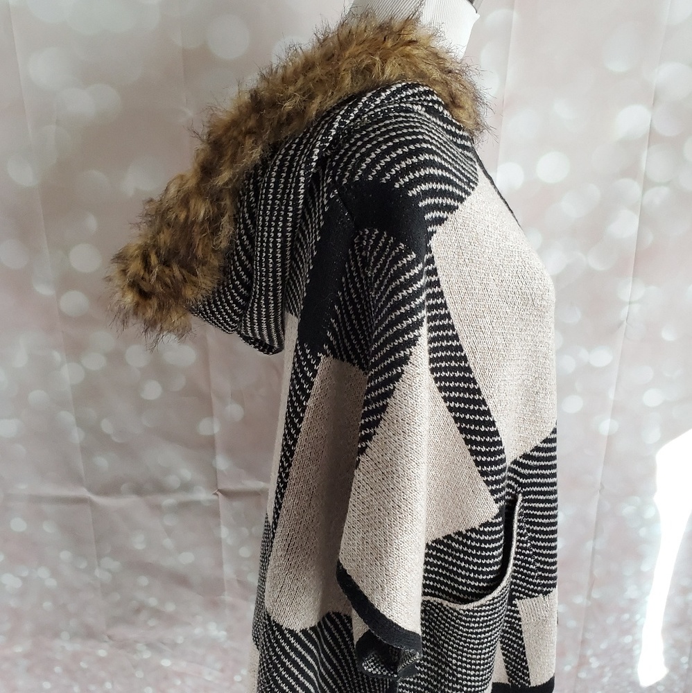 NWT Hooded Faux Fur Plaid Sweater Poncho - Picture 4 of 7